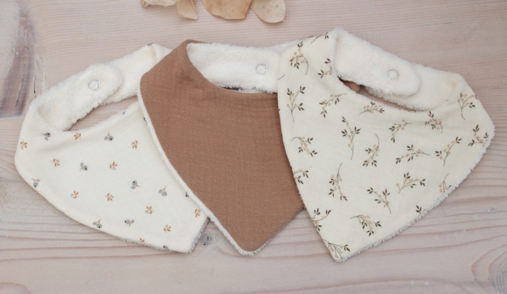 Filet - Bavoir en piqué de coton avec volants, bavette pour bébé Filet - Bavoir en piqué de coton avec volants, bavette pour bébé
