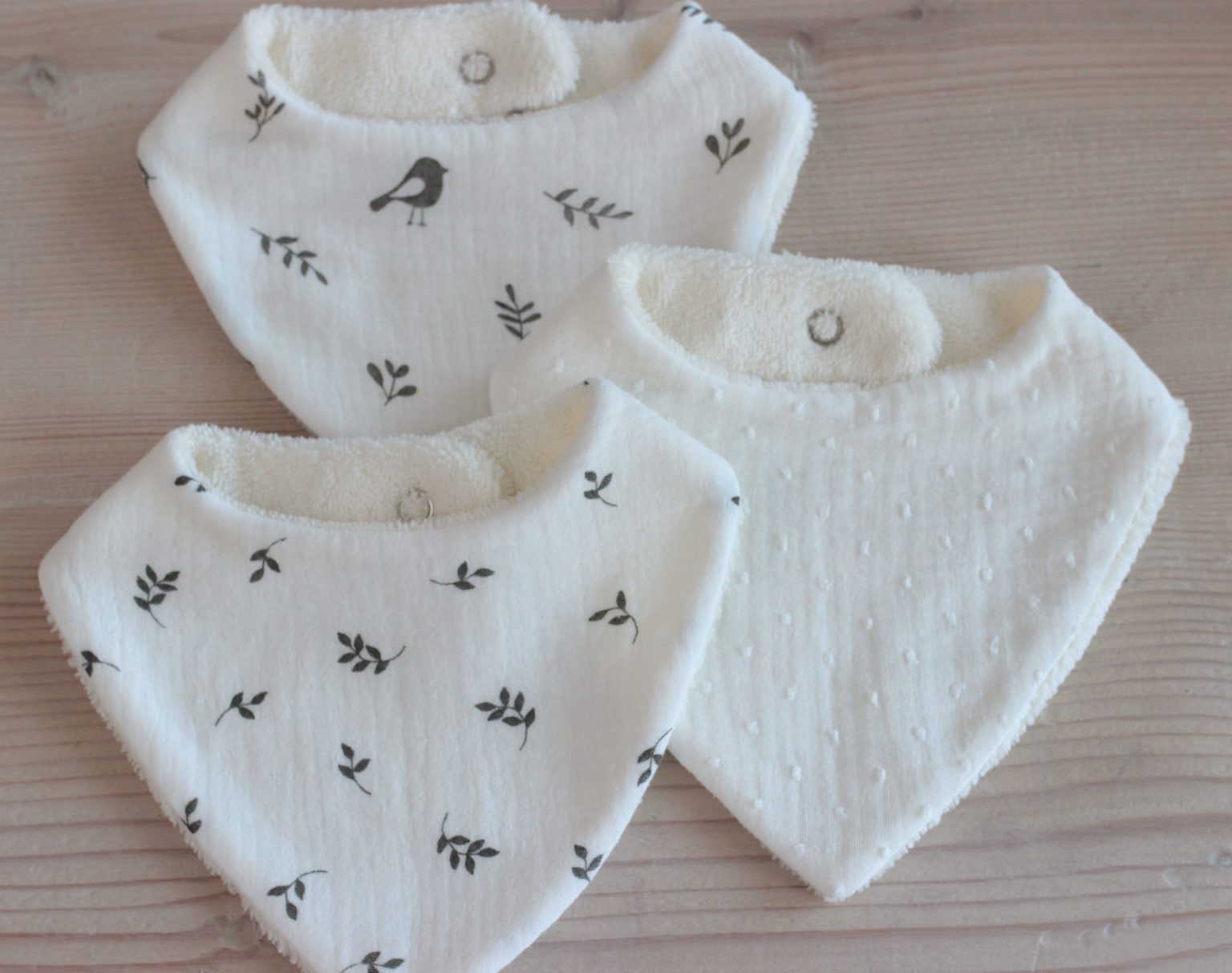 FILET Bavoir Double à Broder – Piqué Coton Pois Taupe + Éponge Blanche, Insert Aida Ovale, Made In Italy