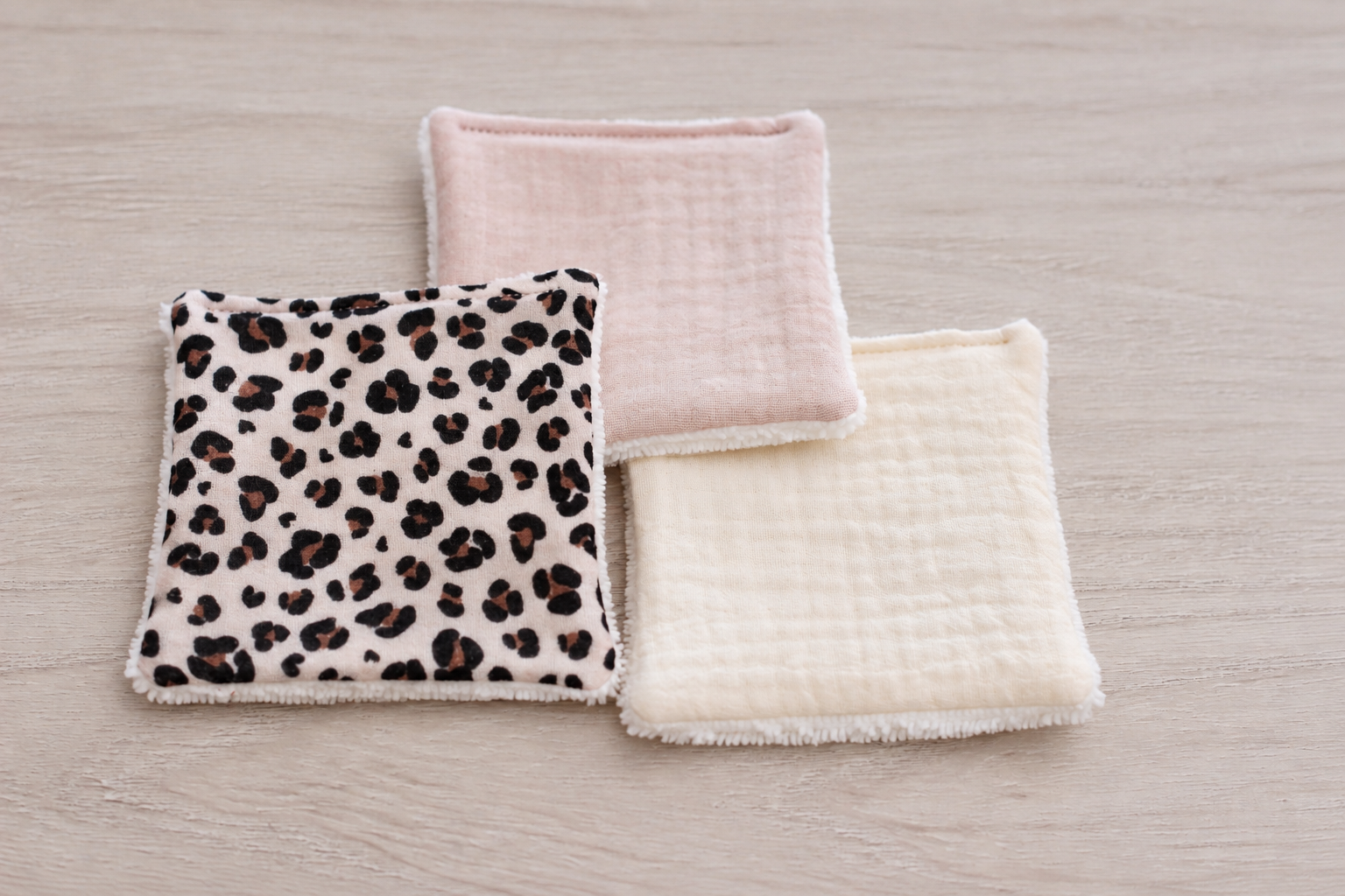 Lot de 6 grandes lingettes lavables en éponge bambou, 2 léopard, 2 écru, 2 nude – Image 5