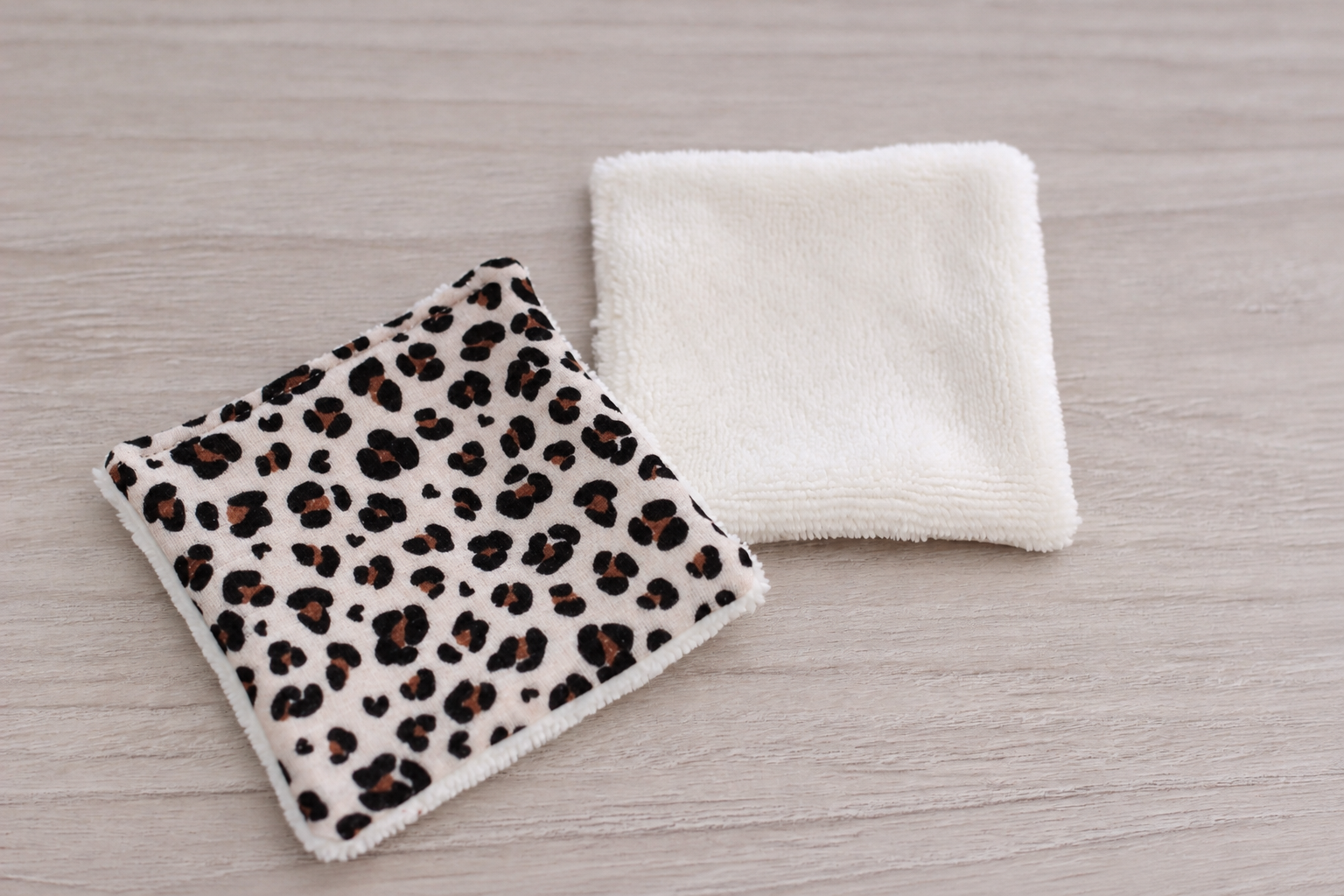 Lot de 6 grandes lingettes lavables en éponge bambou, 2 léopard, 2 écru, 2 nude – Image 2